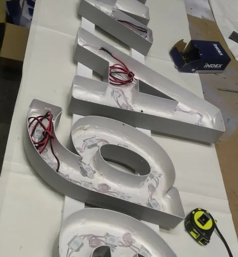 Letras corpóreas de aluminio con LED en el taller