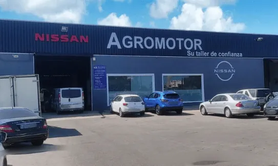 Letras corpóreas sobre la fachada azul de una nave comercial