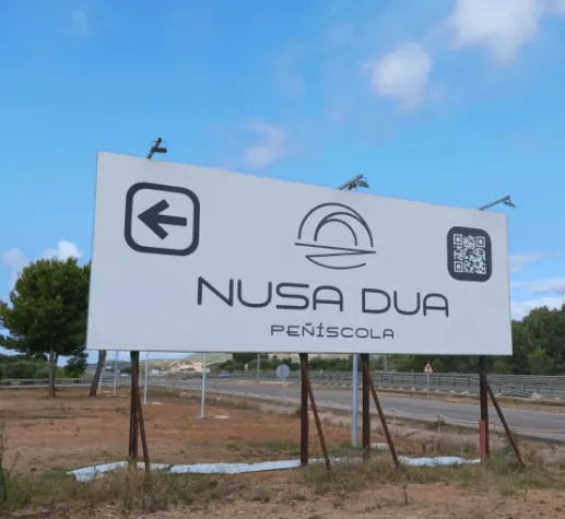 Cartel publicitario de Nusa Dua en Peñíscola sobre estructura