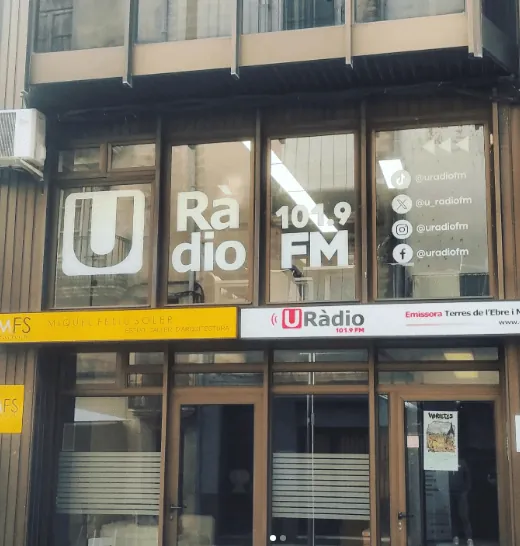 Cristales de una emisora de radio rotulados con vinilo