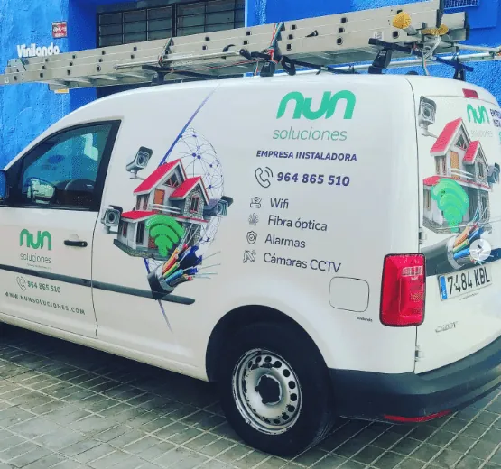 Furgoneta blanca de Nun Soluciones con vinilo impreso a todo color