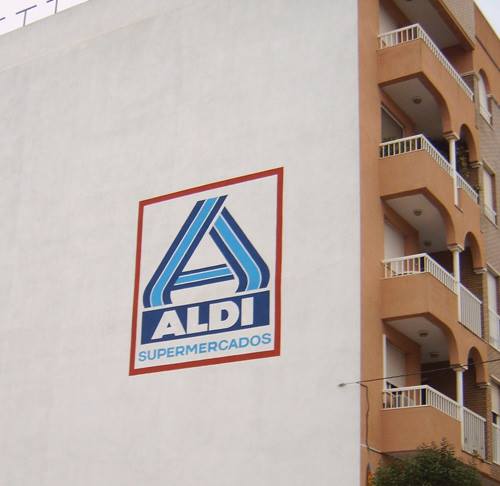 Rótulos pintados sobre fachada