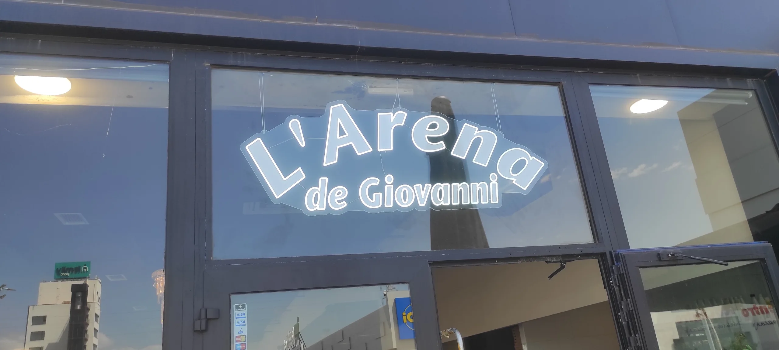 Neón exterior para L’Arena de Giovanni